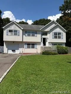 3 Mulligan Drive, Medford, NY 11763