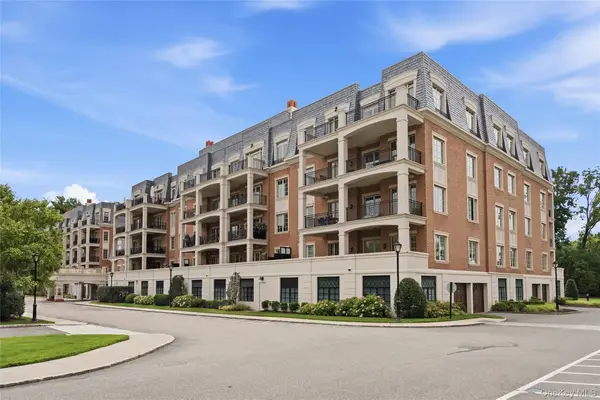 3000 Royal Court #3206, North Hills, NY 11040