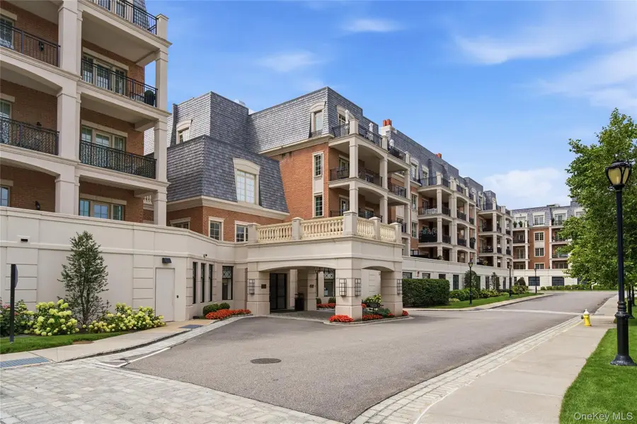 3000 Royal Court #3206, North Hills, NY 11040 - #3