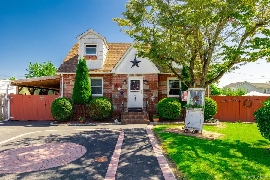733 9th Street, West Babylon, NY 11704 - #2