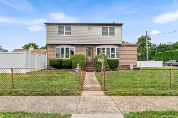 10 Enness Avenue, Bethpage, NY 11714