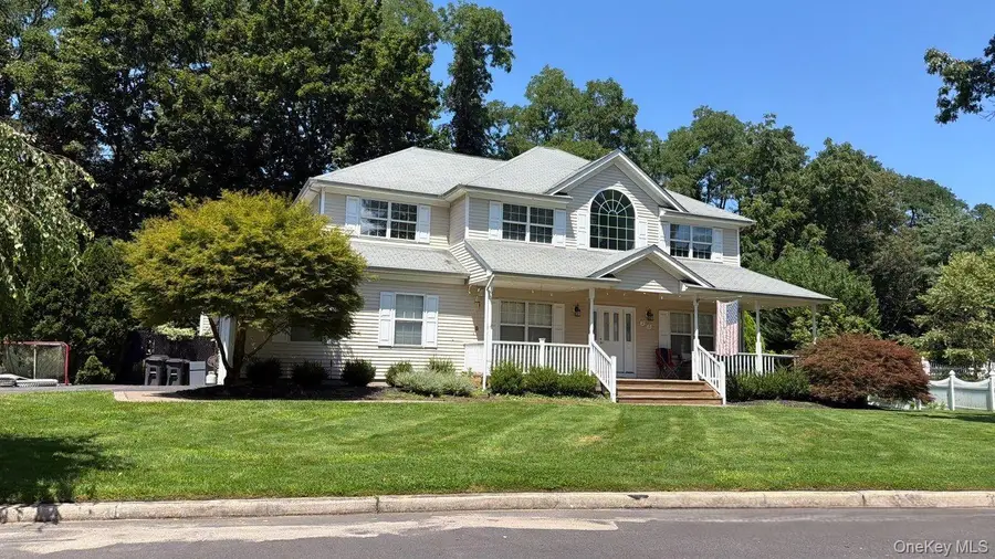23 Flagpole Lane, East Setauket, NY 11733 - #2