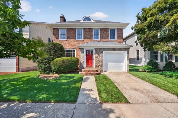 11 1st Place, Garden City, NY 11530