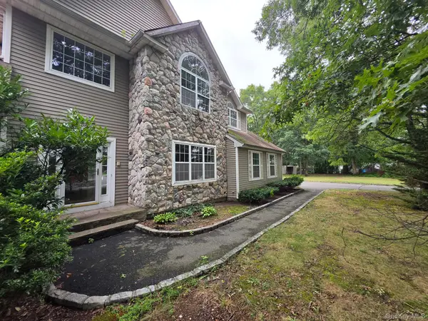 16 Jacobsen Court, Medford, NY 11763