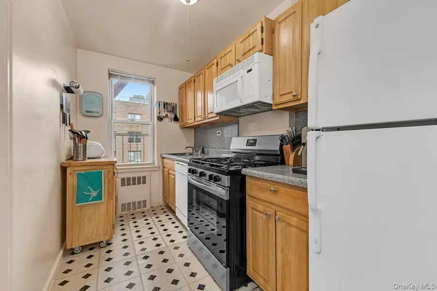 66-33 Yellowstone Boulevard #5B, Forest Hills, NY 11375 - #3