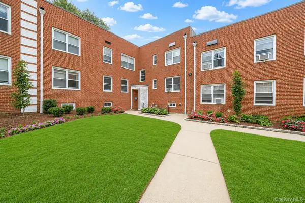 4 Edwards St #1E, Roslyn Heights, NY 11577