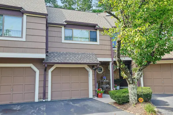 195 Treetop Circle, Nanuet, NY 10954