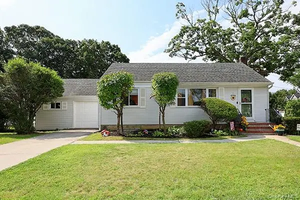 384 Michigan Avenue, Massapequa Park, NY 11762