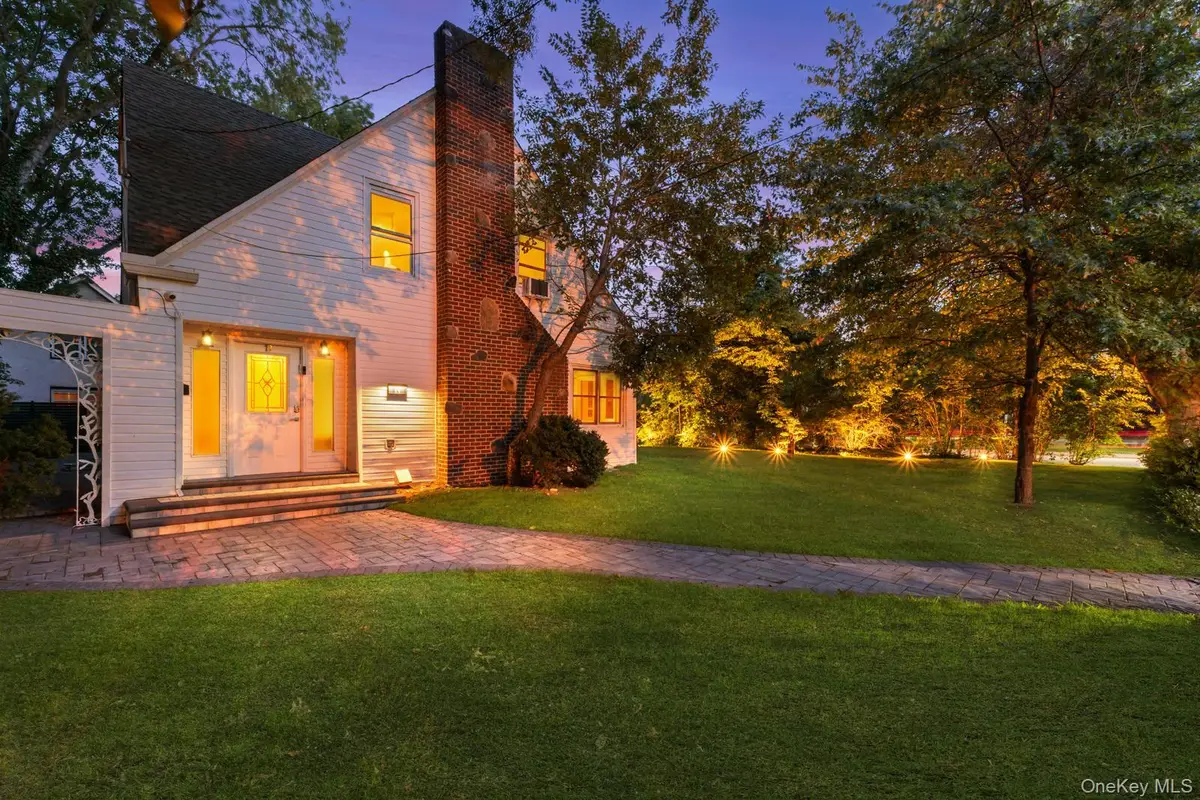 19 Gilchrest Road, Great Neck, NY 11021 - #1