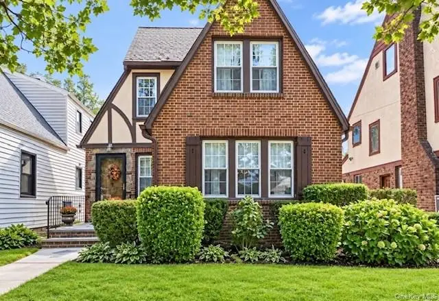 230 Crocus Avenue, Floral Park, NY 11001 - #2
