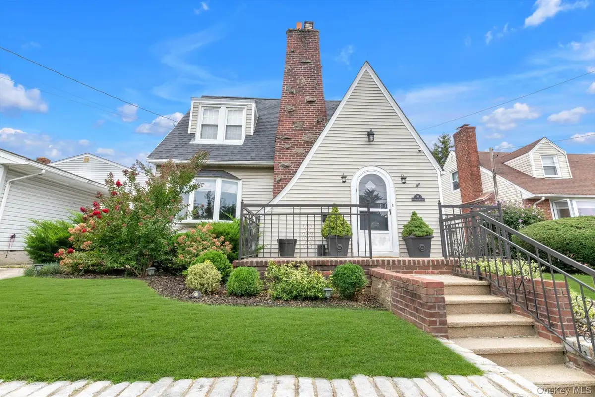 21 Hampton Avenue, Albertson, NY 11507 - #1