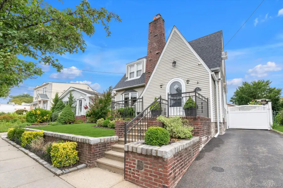 21 Hampton Avenue, Albertson, NY 11507 - #2