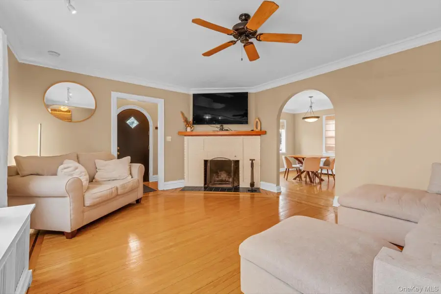 21 Hampton Avenue, Albertson, NY 11507 - #3