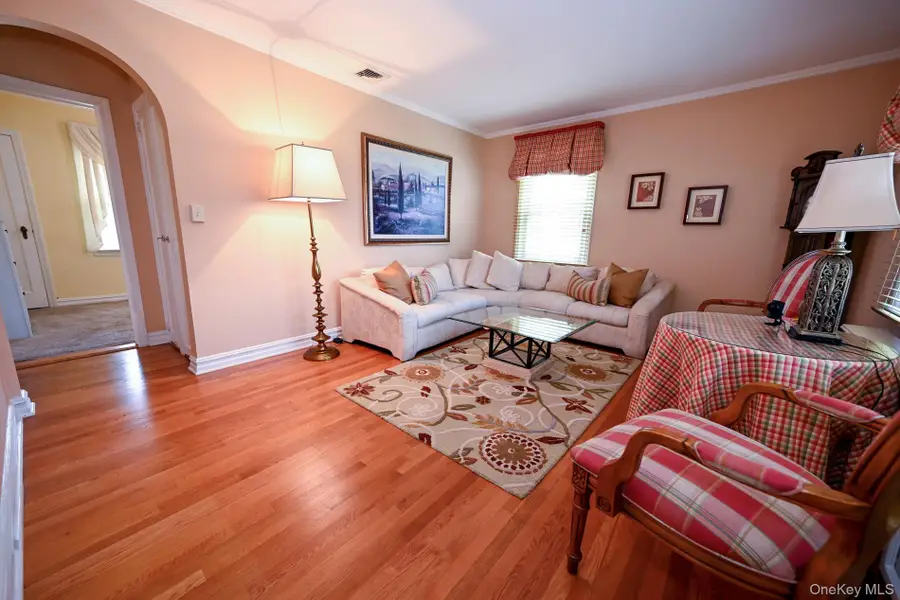 1073 Hancock Avenue, Franklin Square, NY 11010 - #3