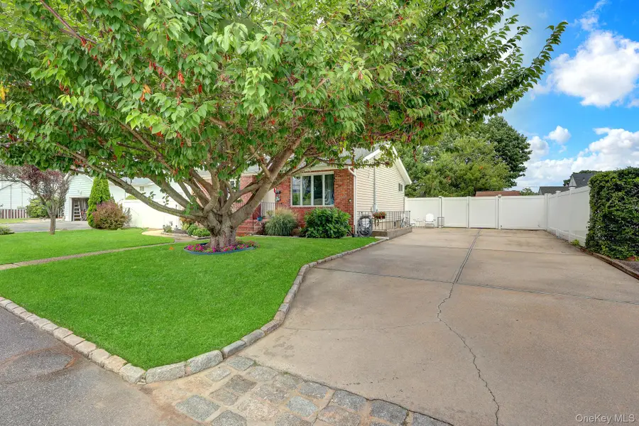 43 Manhattan Avenue, West Babylon, NY 11704 - #2