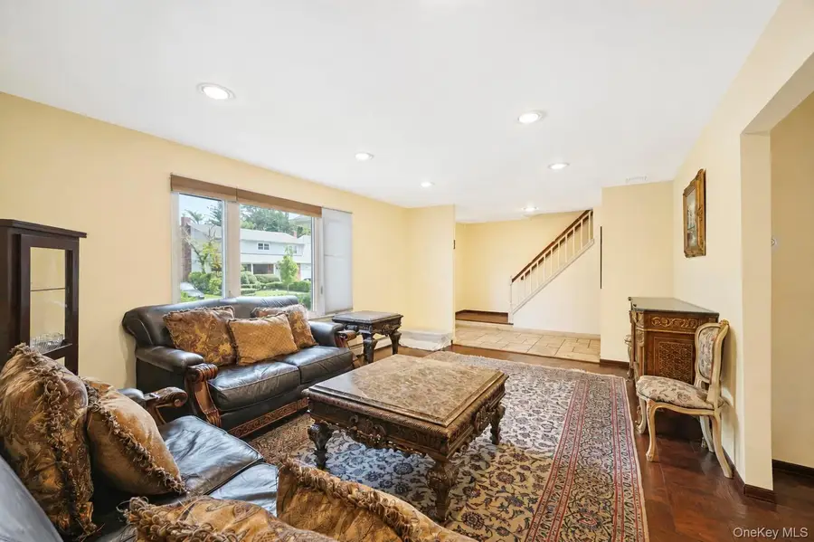 5 Cathy Lane, Great Neck, NY 11024 - #2