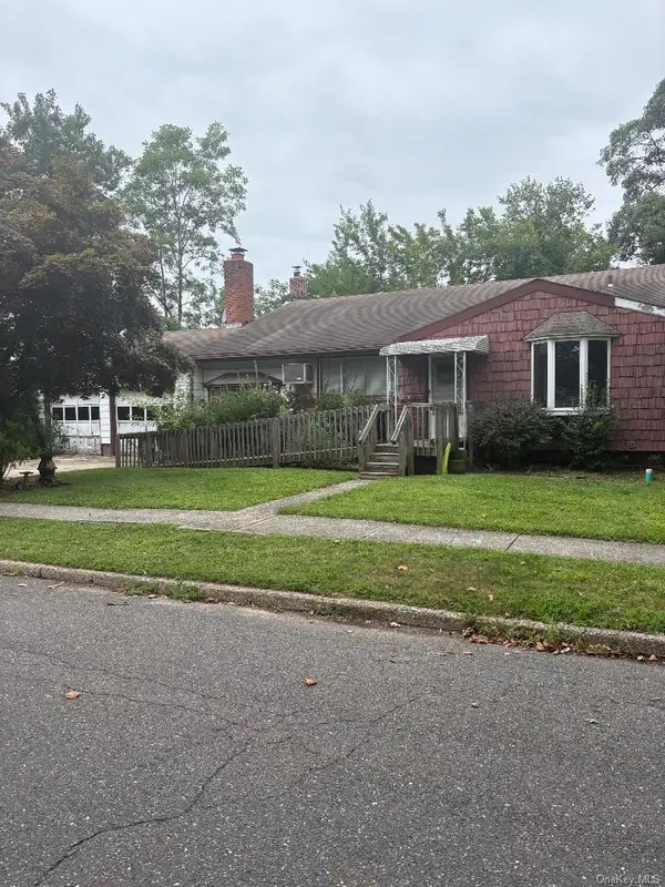 1 Cherokee Street, Massapequa, NY 11758