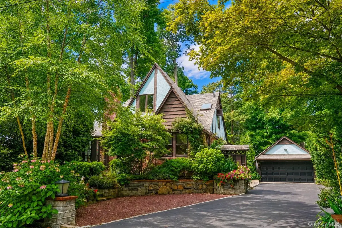 3 Crestwood Place, Great Neck, NY 11024 - #1