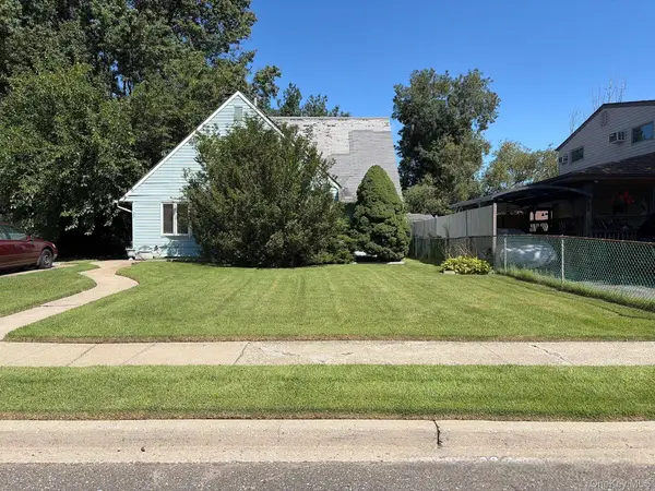 23 Saddler Lane, Levittown, NY 11756