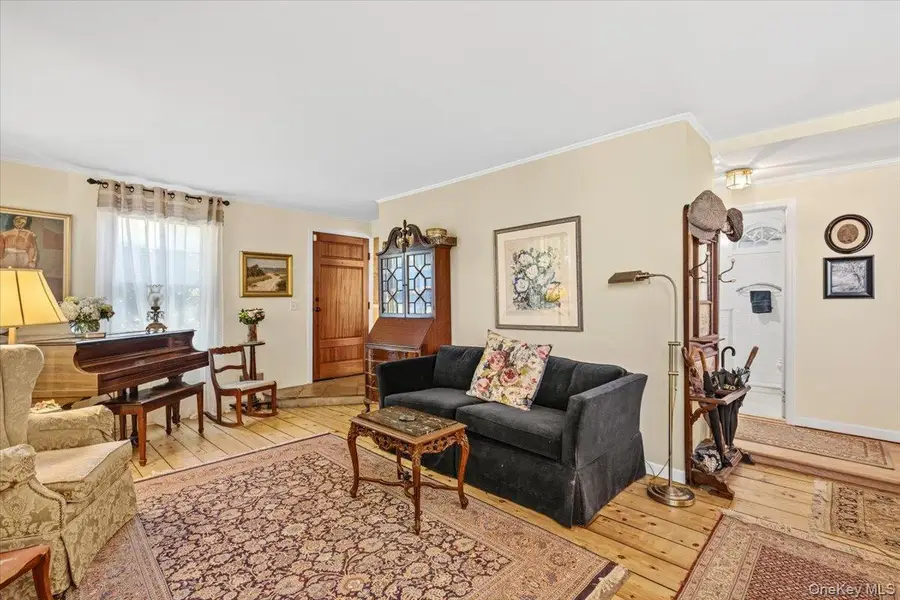 16 Stuart Avenue, Babylon, NY 11702 - #3