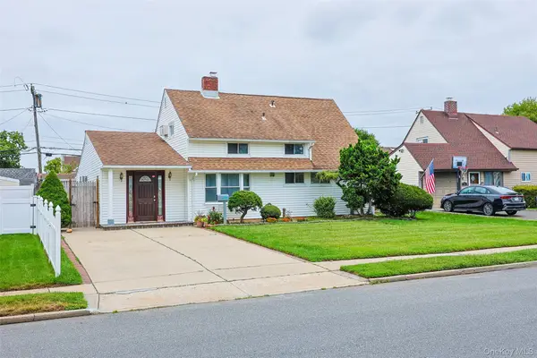 82 Lantern Road, Hicksville, NY 11801