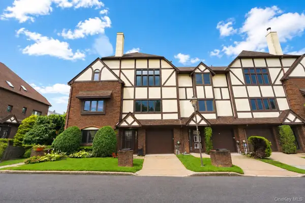 16 Fox Hunt Court, Staten Island, NY 10301
