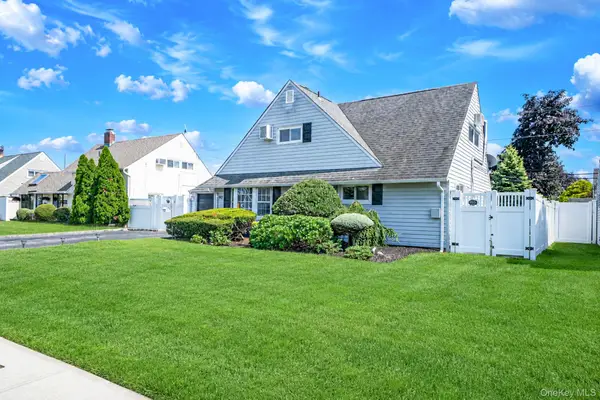 90 Twin Lane N, Wantagh, NY 11793