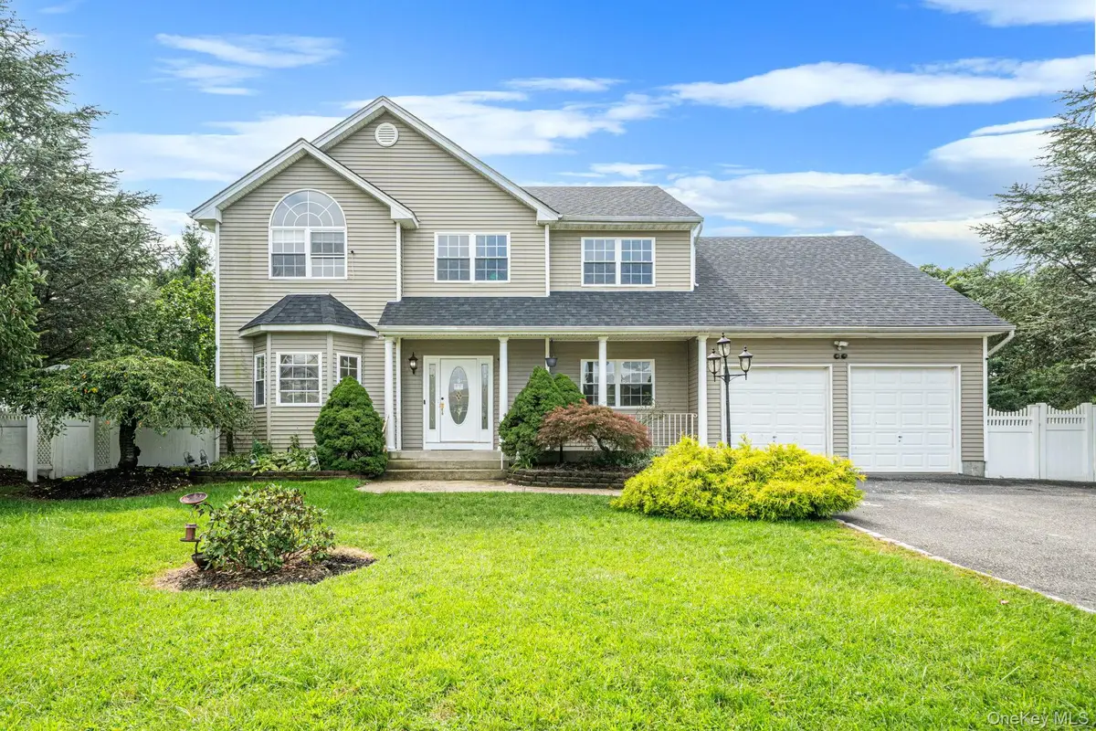 18 Woodridge Lane, Coram, NY 11727 - #1