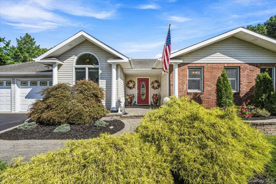 31 Dehan Street, Smithtown, NY 11787 - #3