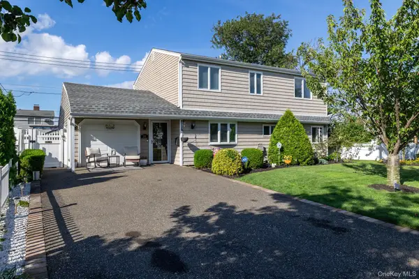 35 Magpie Lane, Levittown, NY 11756