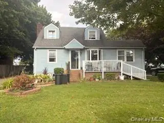 9 N Oak Street, Copiague, NY 11726