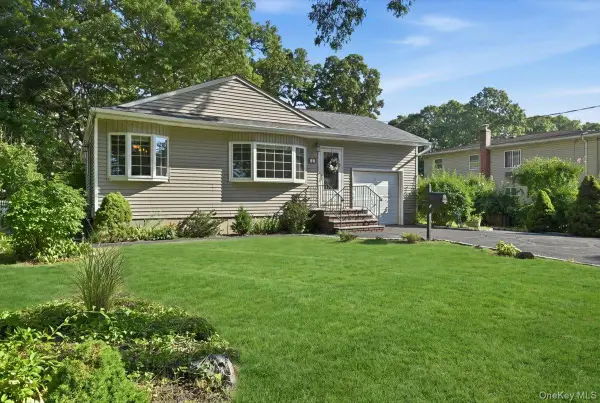 25 W Oakdale Street, Bay Shore, NY 11706