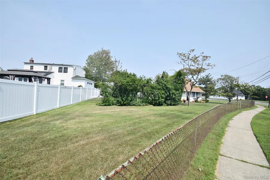 101 Phyllis Drive, Lindenhurst, NY 11757 - #2