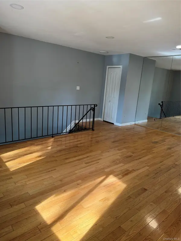 18 Redwood Court #18, Coram, NY 11727