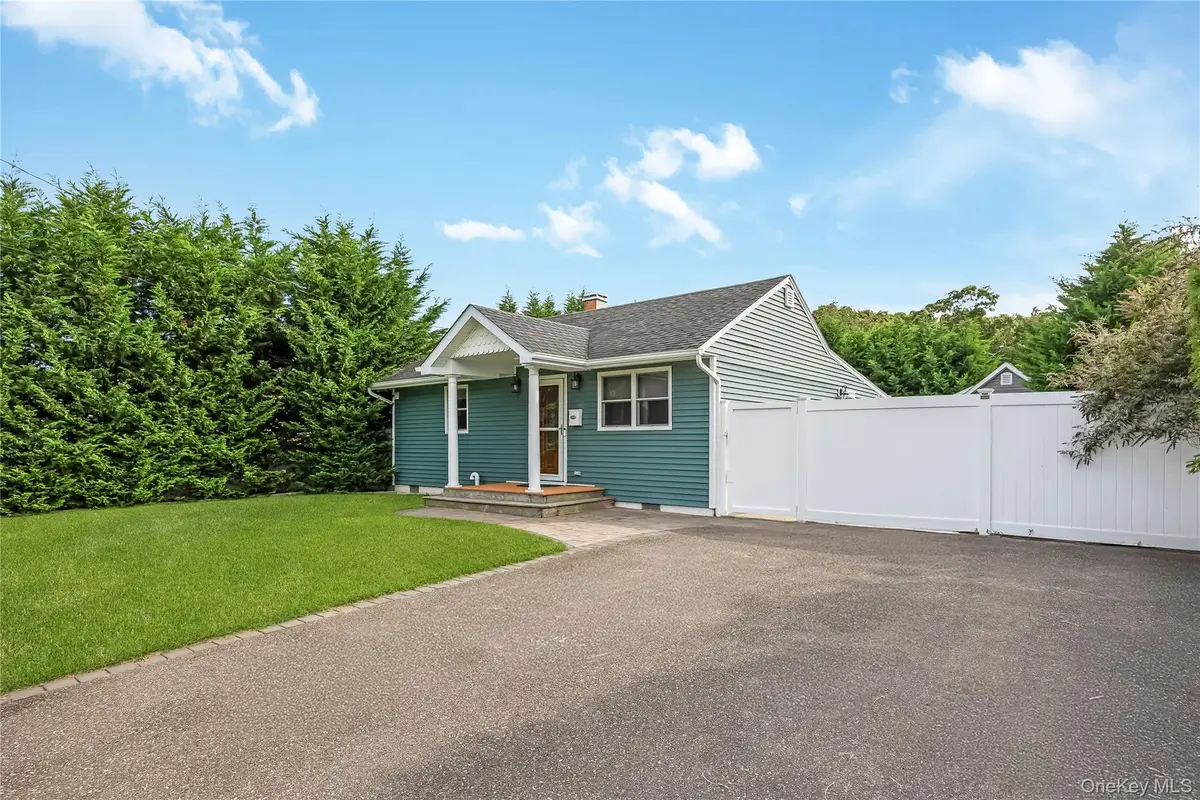 28 Academy Lane, Oakdale, NY 11769 - #1