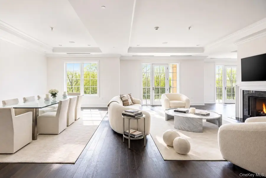 3000 Royal Court #3211, North Hills, NY 11040 - #3