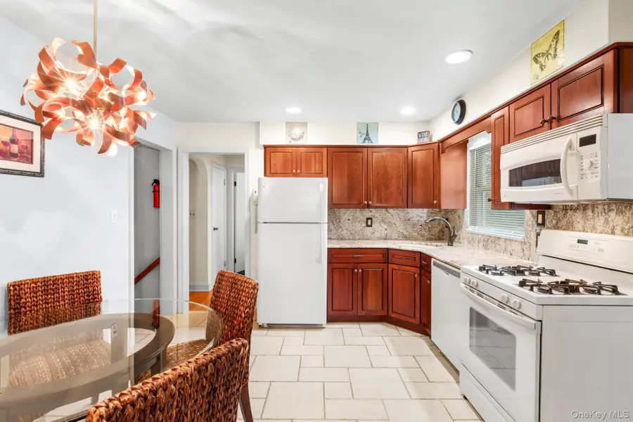 85 Woodlawn Avenue, Valley Stream, NY 11581 - #3