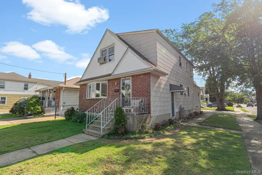 19 Acorn Place, Lynbrook, NY 11563 - #2