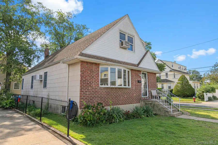 19 Acorn Place, Lynbrook, NY 11563 - #3