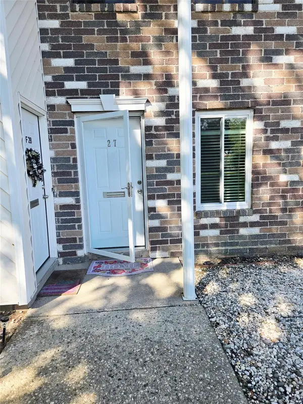 27 Fargo Court #27, Coram, NY 11727