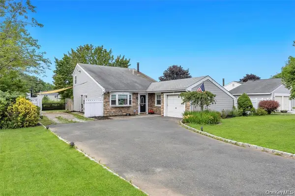 12 Handy Lane, Medford, NY 11763