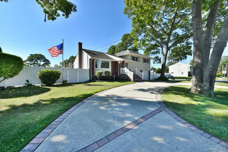 283 W Gates Avenue, Lindenhurst, NY 11757 - #2