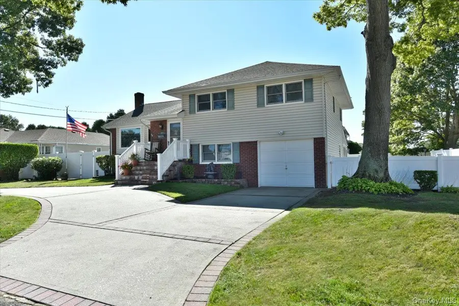 283 W Gates Avenue, Lindenhurst, NY 11757 - #3