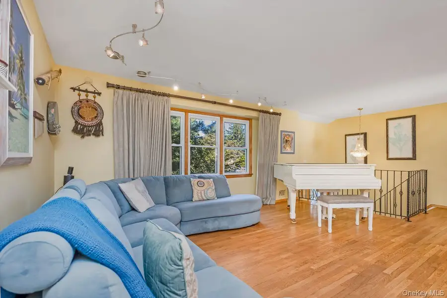 16 Wendy Lane, East Northport, NY 11731 - #3