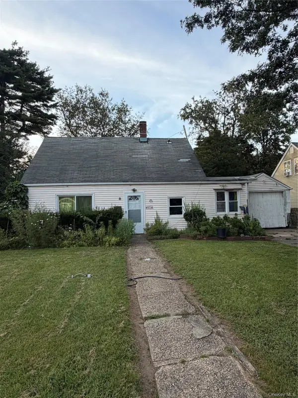 8 Bramble Lane, Westbury, NY 11590