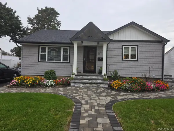 18 Devon Road, Bethpage, NY 11714