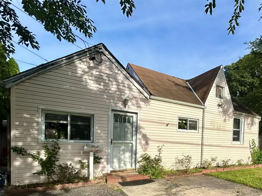 302 Mccall Avenue, West Islip, NY 11795 - #3