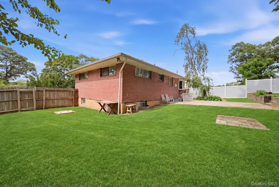 5 Robin Road, Selden, NY 11784 - #2