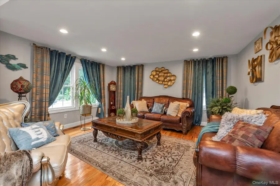 6 Belmont Court, Amityville, NY 11701 - #3