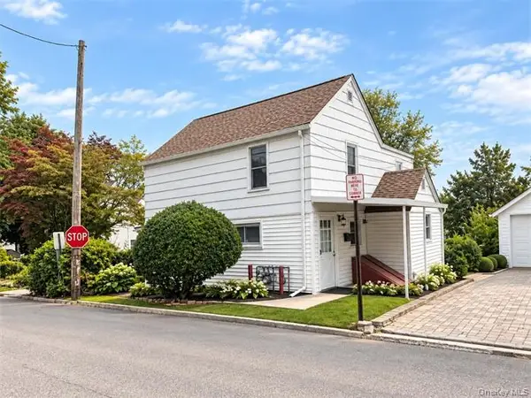 11 Lee Court, Great Neck, NY 11024